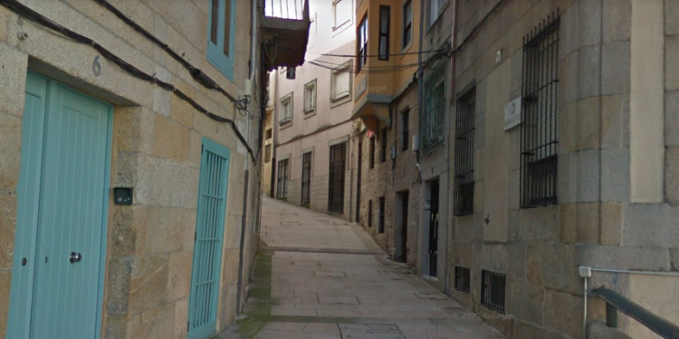 Un incendio en el Casco Vello de Vigo obliga a trasladar al hospital a una mujer y dos niños