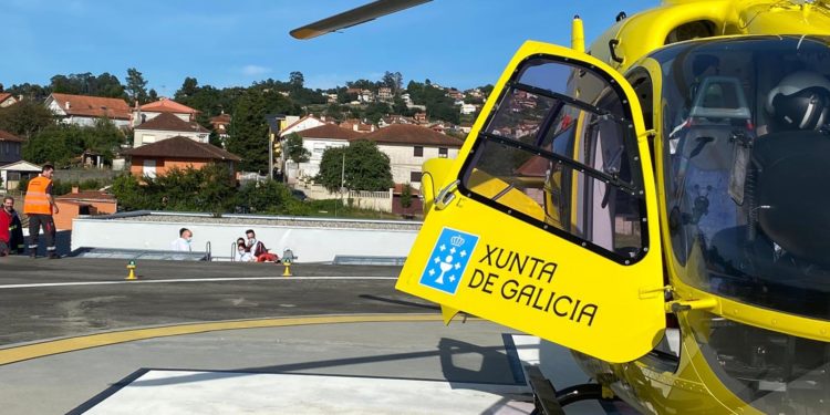 Herida una mujer en O Rosal por una mesa que voló al aterrizar un helicóptero del 061