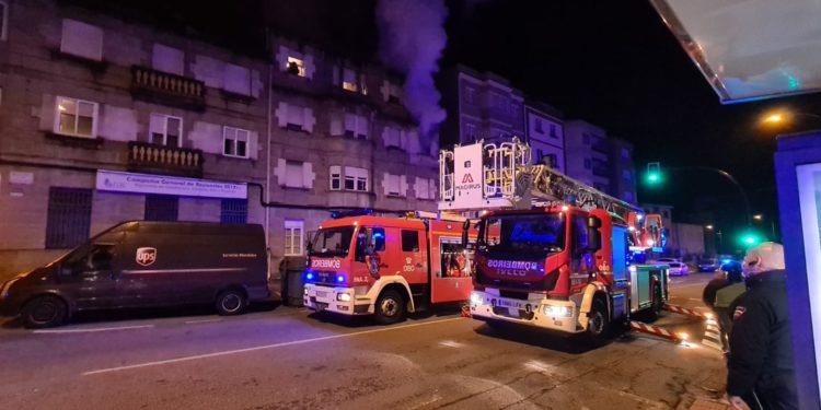 Tres personas rescatadas, una grave, en un incendio en Vigo causado por una vela tras un corte de luz