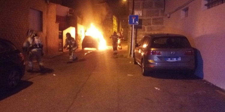 Atribuyen a enfrentamientos vecinales la quema de un coche en Vigo