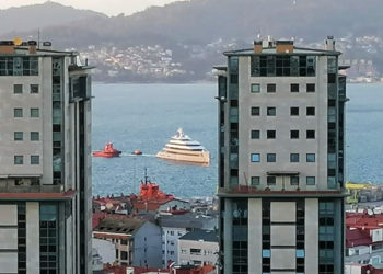 El coloso del mar «Moonrise», propiedad del inventor de WhatsApp, amarra en Vigo