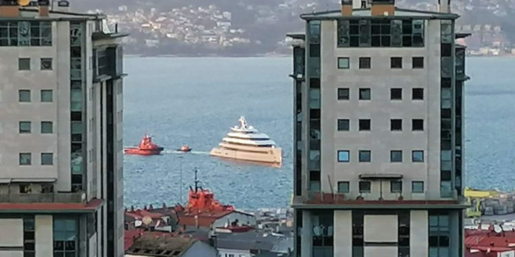 El coloso del mar «Moonrise», propiedad del inventor de WhatsApp, amarra en Vigo