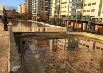 Catarata e inundación en Navia tras la rotura de una piscina del parque