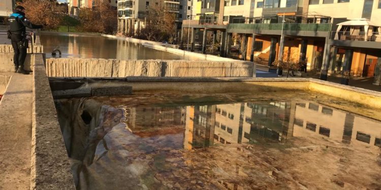 Catarata e inundación en Navia tras la rotura de una piscina del parque
