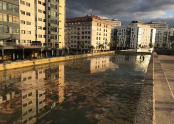 Catarata e inundación en Navia tras la rotura de una piscina del parque