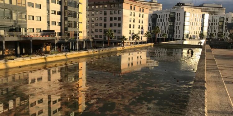 Catarata e inundación en Navia tras la rotura de una piscina del parque