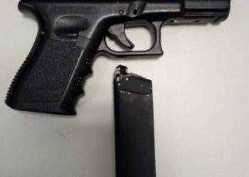 Enseña una pistola tras solicitar limosna a las puertas de un local de Vigo: “Es mejor pedir que robar”