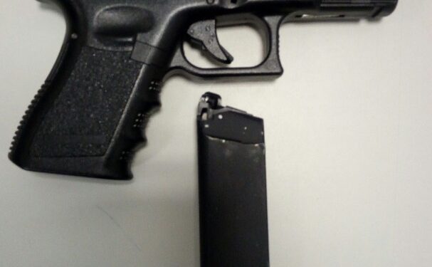 Enseña una pistola tras solicitar limosna a las puertas de un local de Vigo: “Es mejor pedir que robar”