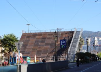 Vigo levanta una rampa de 12 metros para su Navidad: «Ya lo pasamos bien con el montaje»