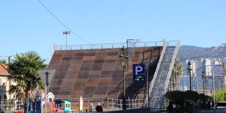 Vigo levanta una rampa de 12 metros para su Navidad: «Ya lo pasamos bien con el montaje»