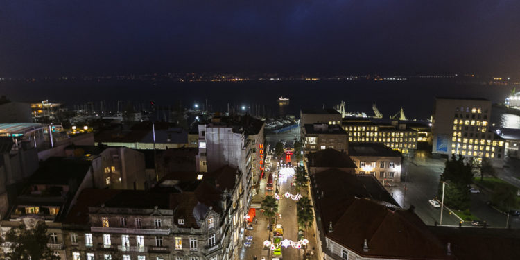 La Navidad de Vigo se extiende a la ría con una travesía en barco junto a Papá Noel y el paje real