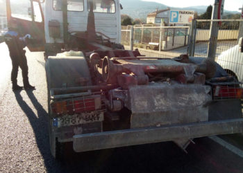 Sorprenden a un camionero en Vigo circulando con tres ITV desfavorables y los neumáticos lisos