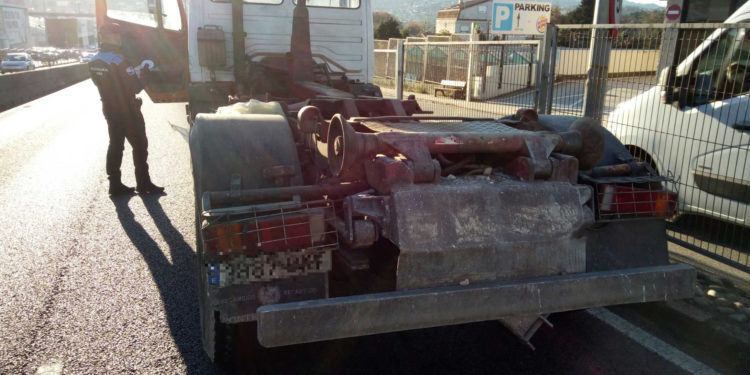 Sorprenden a un camionero en Vigo circulando con tres ITV desfavorables y los neumáticos lisos