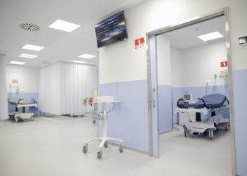 Un pesquero choca con una batea en Cangas y uno de los marineros acaba en el hospital