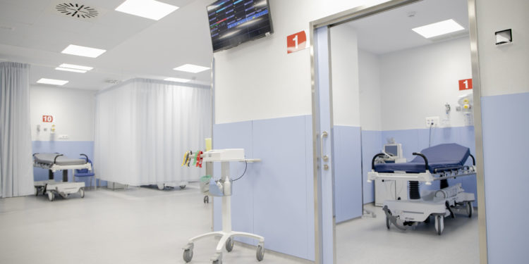 Un pesquero choca con una batea en Cangas y uno de los marineros acaba en el hospital