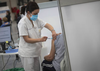 El Sergas alerta de una estafa a usuarios que van a recibir la dosis de refuerzo contra la Covid-19