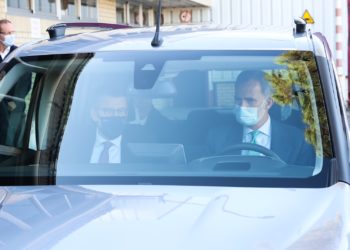 Felipe VI se pone al volante de las nuevas versiones eléctricas de Stellantis Vigo