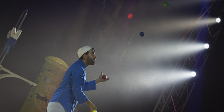 El Circo de Navidad de Vigo realizó este jueves su ensayo general para afinar su puesta a punto de cara a la función inaugural del próximo sábado (18:30 horas). VIGOÉ pudo asistir a las pruebas realizadas por los artista. Este viernes y el sábado por la mañana repetirán los ensayos. Ya no hay entradas disponibles para la inauguración tras agotarse las más de 550 butacas.