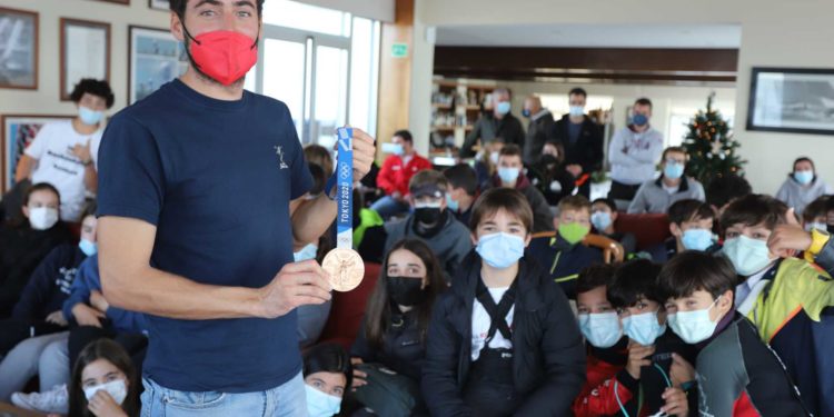 El «profe» Nicolás muestra el camino a la cantera de Canido