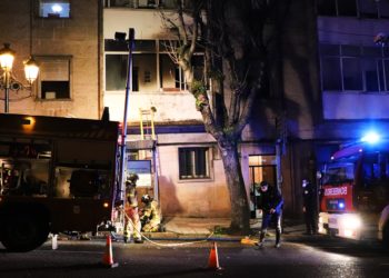 Tres heridos en el incendio de un piso en la Gran Vía de Vigo