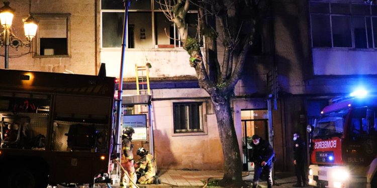 Tres heridos en el incendio de un piso en la Gran Vía de Vigo
