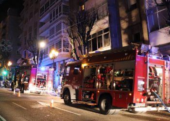 Tres heridos en el incendio de un piso en la Gran Vía de Vigo
