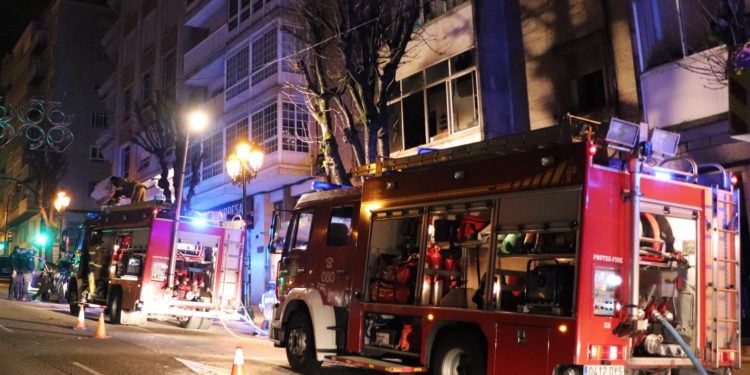 Tres heridos en el incendio de un piso en la Gran Vía de Vigo
