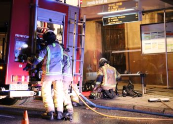 Tres heridos en el incendio de un piso en la Gran Vía de Vigo