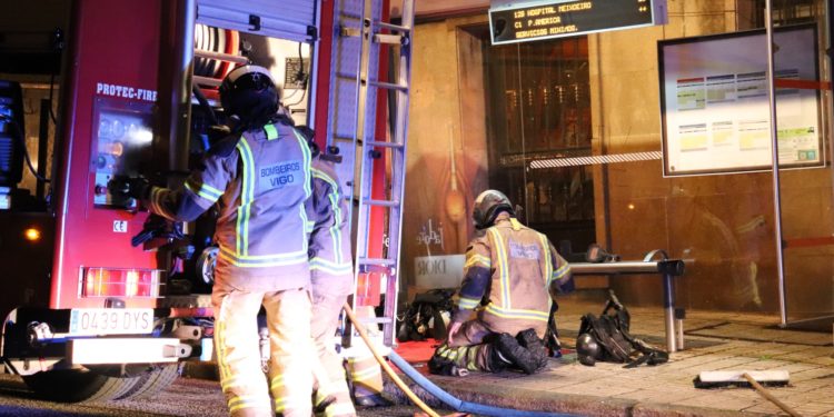 Tres heridos en el incendio de un piso en la Gran Vía de Vigo