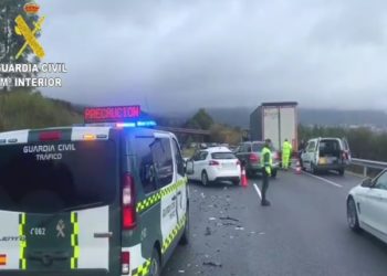 Colisión en A Cañiza con cinco coches y un camión implicados