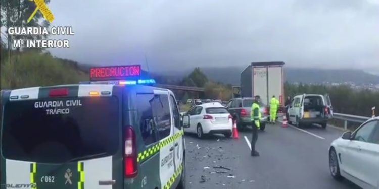Colisión en A Cañiza con cinco coches y un camión implicados