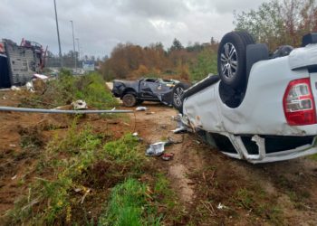 Vuelca en la A52 el remolque de un tráiler cargado con vehículos todoterreno