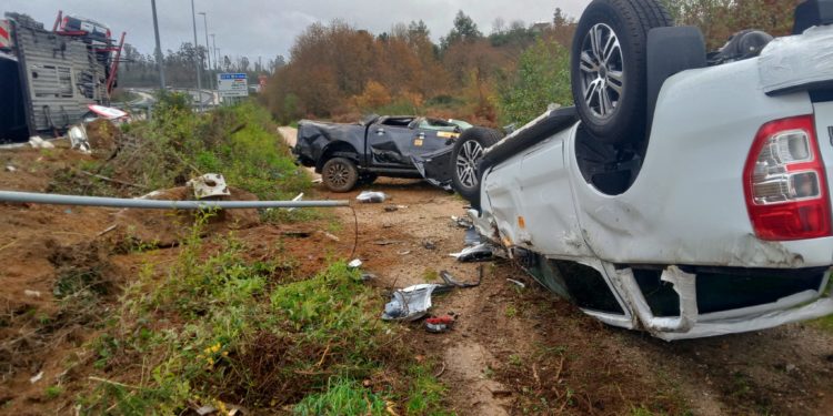 Vuelca en la A52 el remolque de un tráiler cargado con vehículos todoterreno