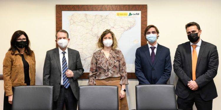 Caballero defiende ante Adif el AVE a Vigo: «Es insustituible y primordial»