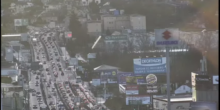 Una avería y un accidente colapsan la Avenida de Madrid de Vigo