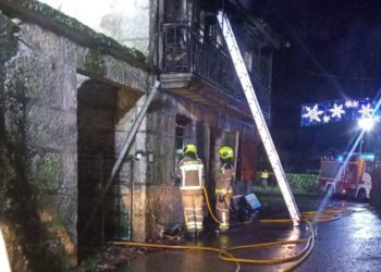 Rescatadas en Mondariz dos mujeres de su casa en llamas
