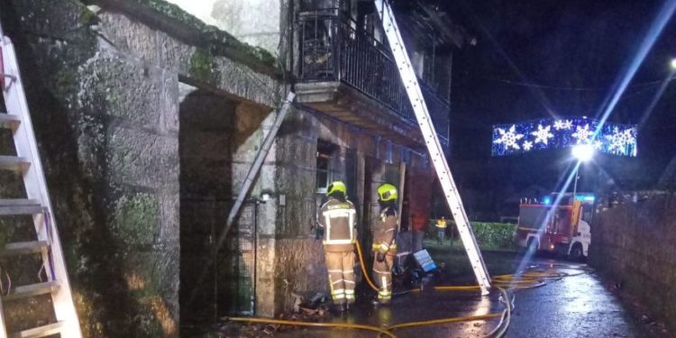 Rescatadas en Mondariz dos mujeres de su casa en llamas