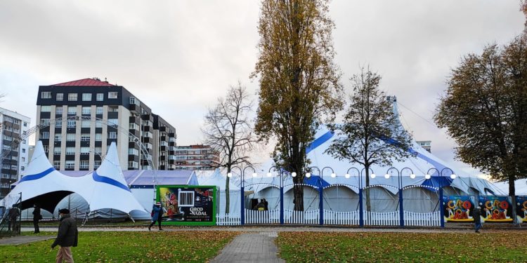 El Circo de Navidad de Vigo empieza con éxito total: entradas agotadas para el estreno