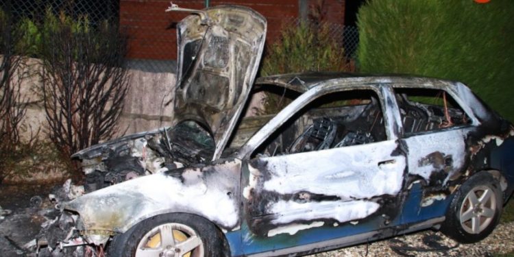 Colocan artefactos incendiarios en dos vehículos en Tui: «Si no suena la alarma, morimos dentro de la casa»