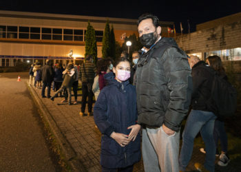 Vacunación en familia en Vigo: colas, paciencia y buen humor
