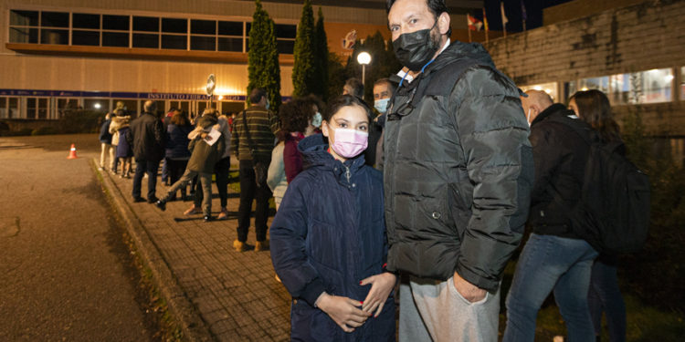 Vacunación en familia en Vigo: colas, paciencia y buen humor