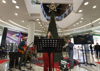 El alumbrado del Centro Comercial Gran Vía de Vigo se encendió este jueves para dar paso a la temporada navideña. Su árbol de más de 8 metros de alto ya luce en la planta 0, al igual que todas las luces repartidas por sus tres plantas.