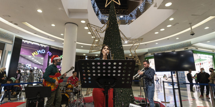 El alumbrado del Centro Comercial Gran Vía de Vigo se encendió este jueves para dar paso a la temporada navideña. Su árbol de más de 8 metros de alto ya luce en la planta 0, al igual que todas las luces repartidas por sus tres plantas.