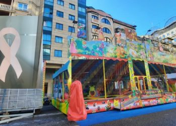 Lazos blancos en ventanas del centro de Vigo en contra del ruido de la Navidad