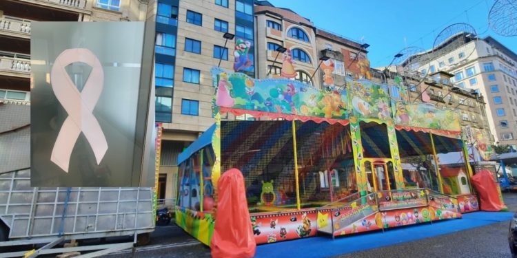 Lazos blancos en ventanas del centro de Vigo en contra del ruido de la Navidad