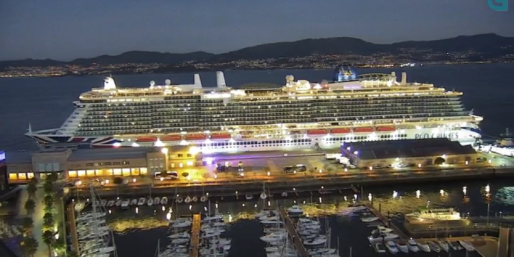 El «Iona» ya está en Vigo para despedir 2021 con luces de Navidad