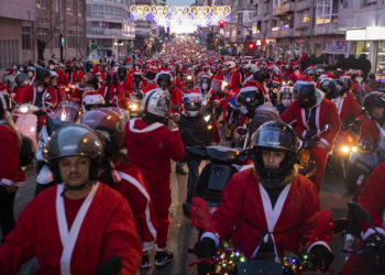 Una gigantesca Papanoelada con 4.000 moteros llena Vigo de color y caramelos
