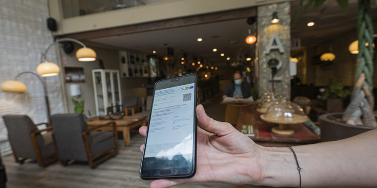 El TSXG autoriza exigir el ‘pasaporte covid’ para entrar en residencias, gimnasios y eventos multitudinarios