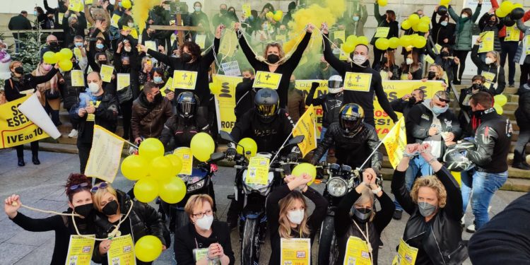 La «rebelión de las tijeras rotas» recorre Vigo motorizada
