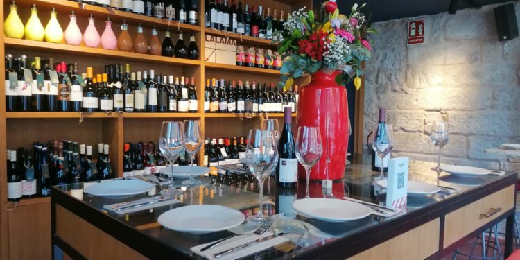 Así son las excentricidades del nuevo bar que causa furor en el centro de Vigo